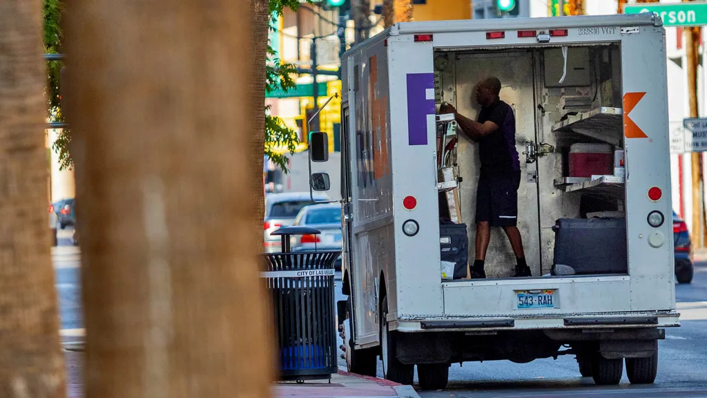 Image accompanying: Hot weather linked to workplace injuries, even indoors