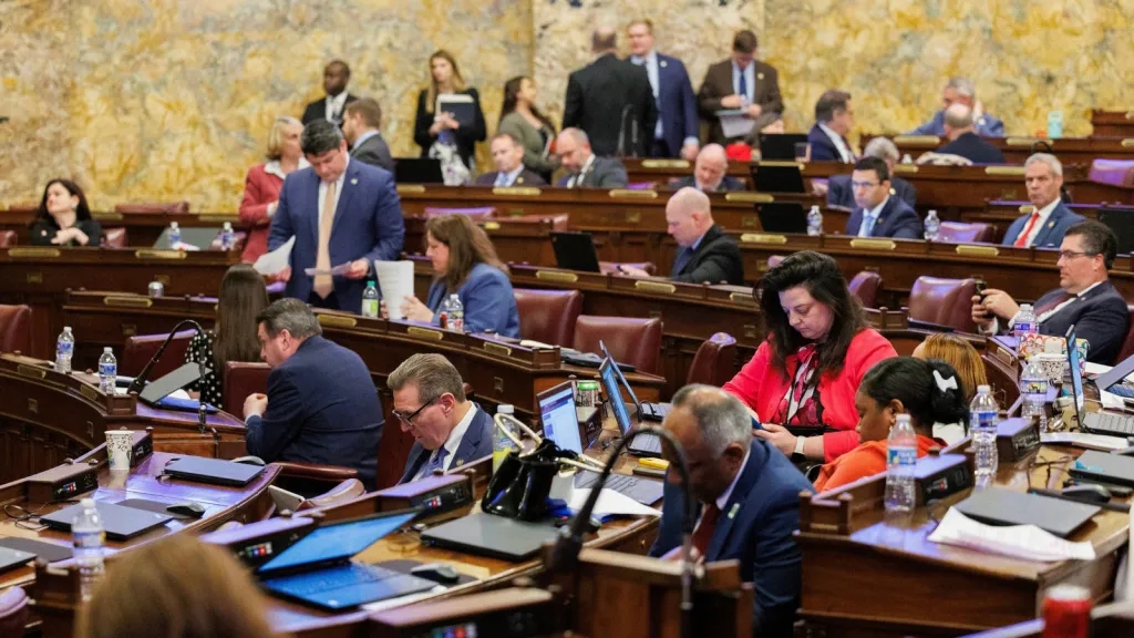 Image accompanying: Online tool tracks climate-related bills in 10 states