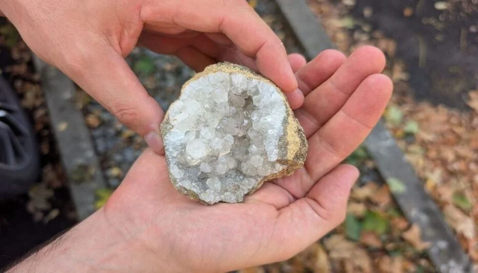 Image accompanying: Drought: the ‘diamond of the Pyrenees’ uncovered by the Gave de Pau attracts rock hunters